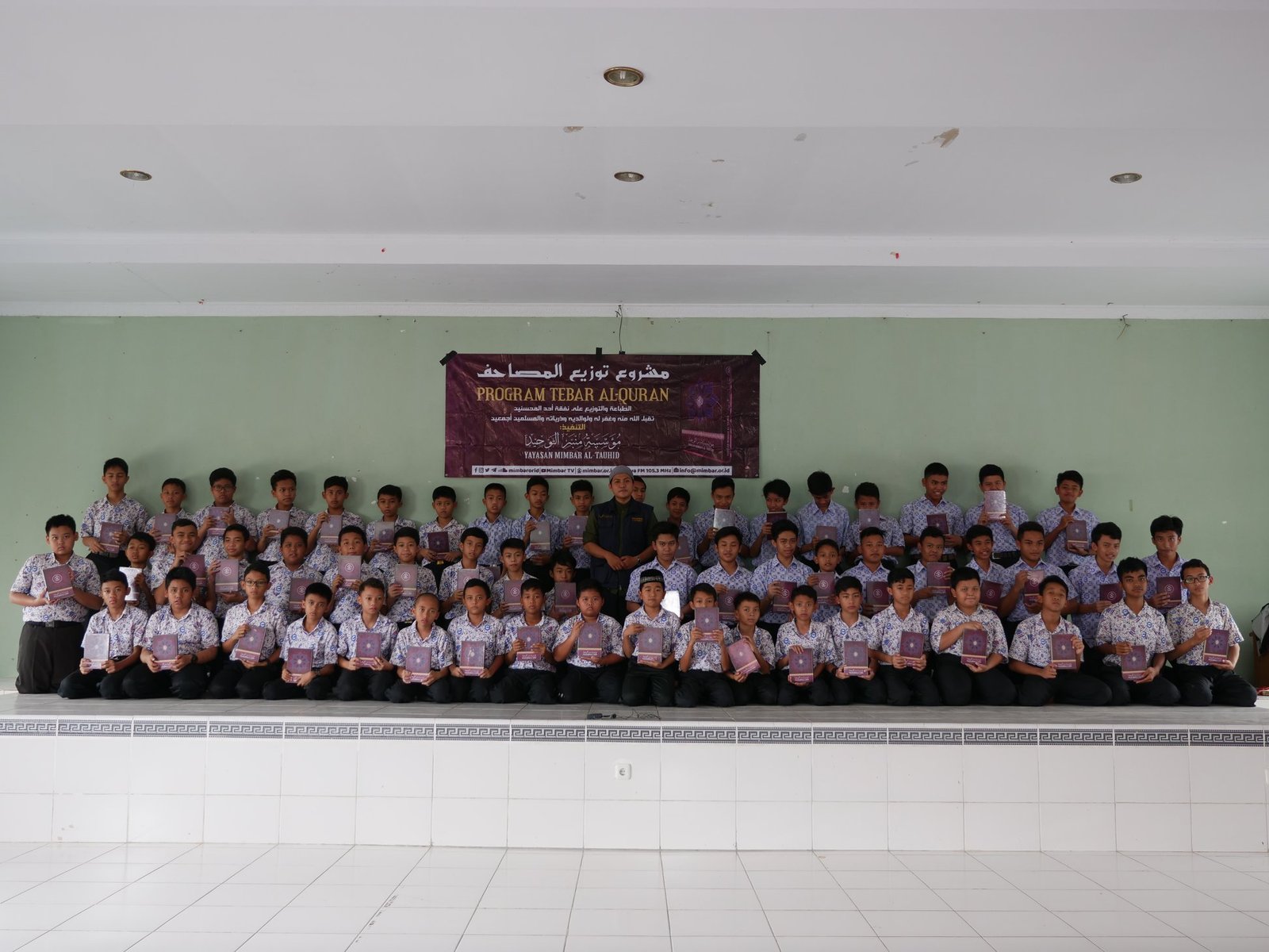 PROGRAM “TEBAR 1.000 MUSHAF” DI SMP IT AL-HUSNA, PARUNGKUDA